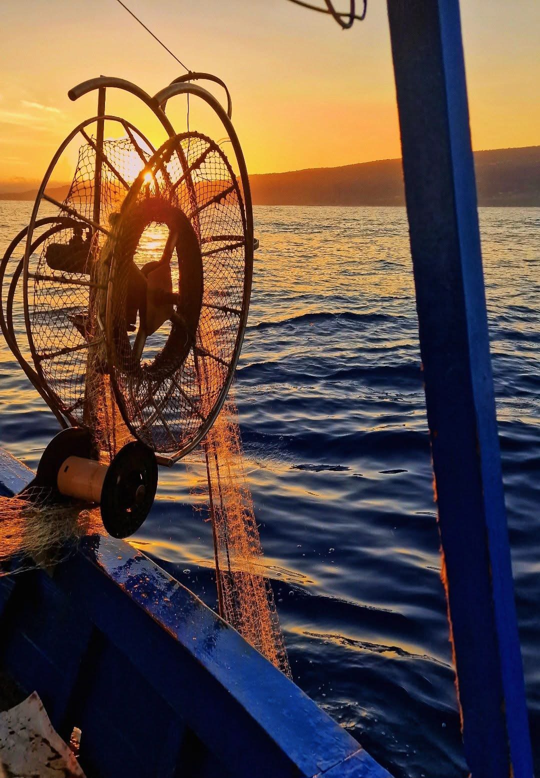 Uscita in barca con i pescatori lungo la Costa degli Dei